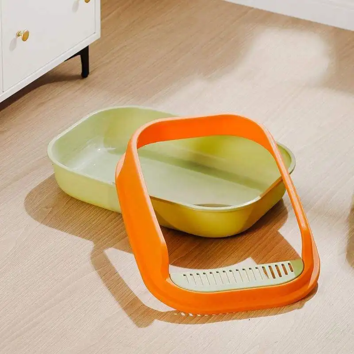 Petovia Thickened Semi-Enclosed Cat Litter Box with Splash-Proof Walls & Free Scoop